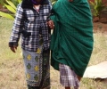 daughter-and-mother-walking-to-the-clinic-after-cataract-surgery-1